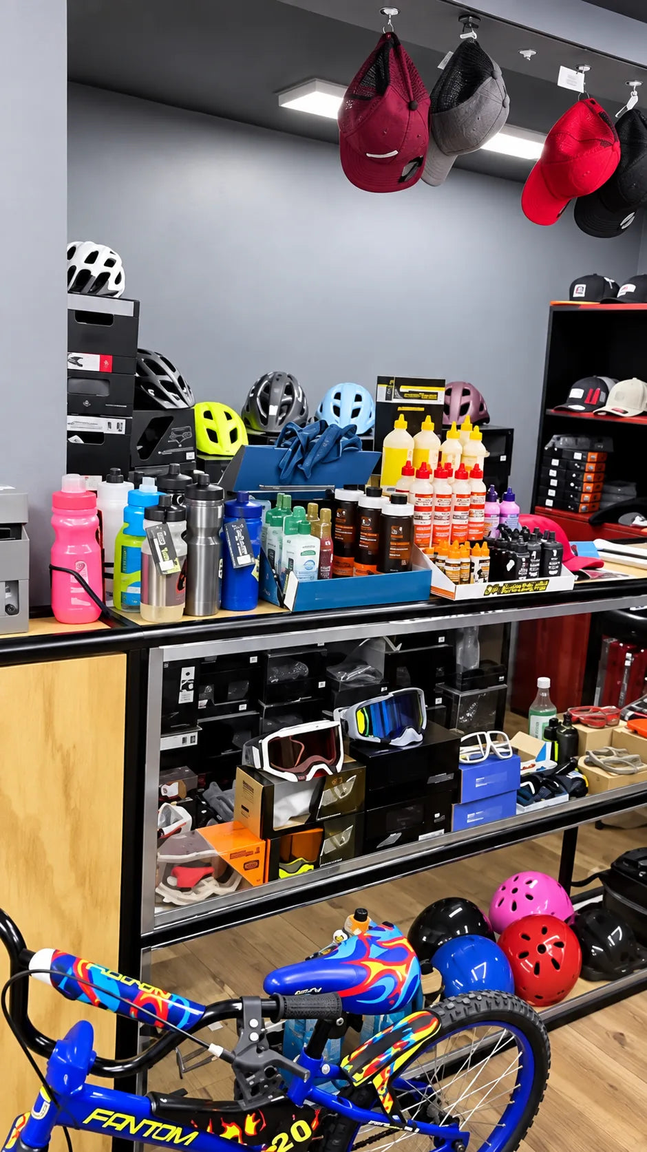 Cascos y accesorios exhibidos en tienda BikeHouse Copiapó