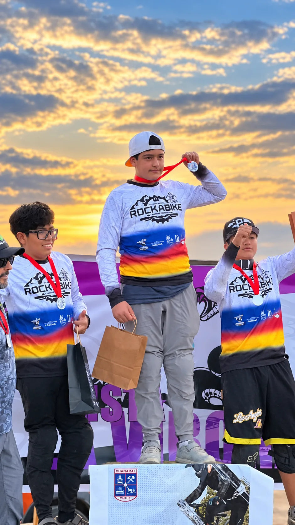 Jóvenes riders en el podio de una competencia en Atacama