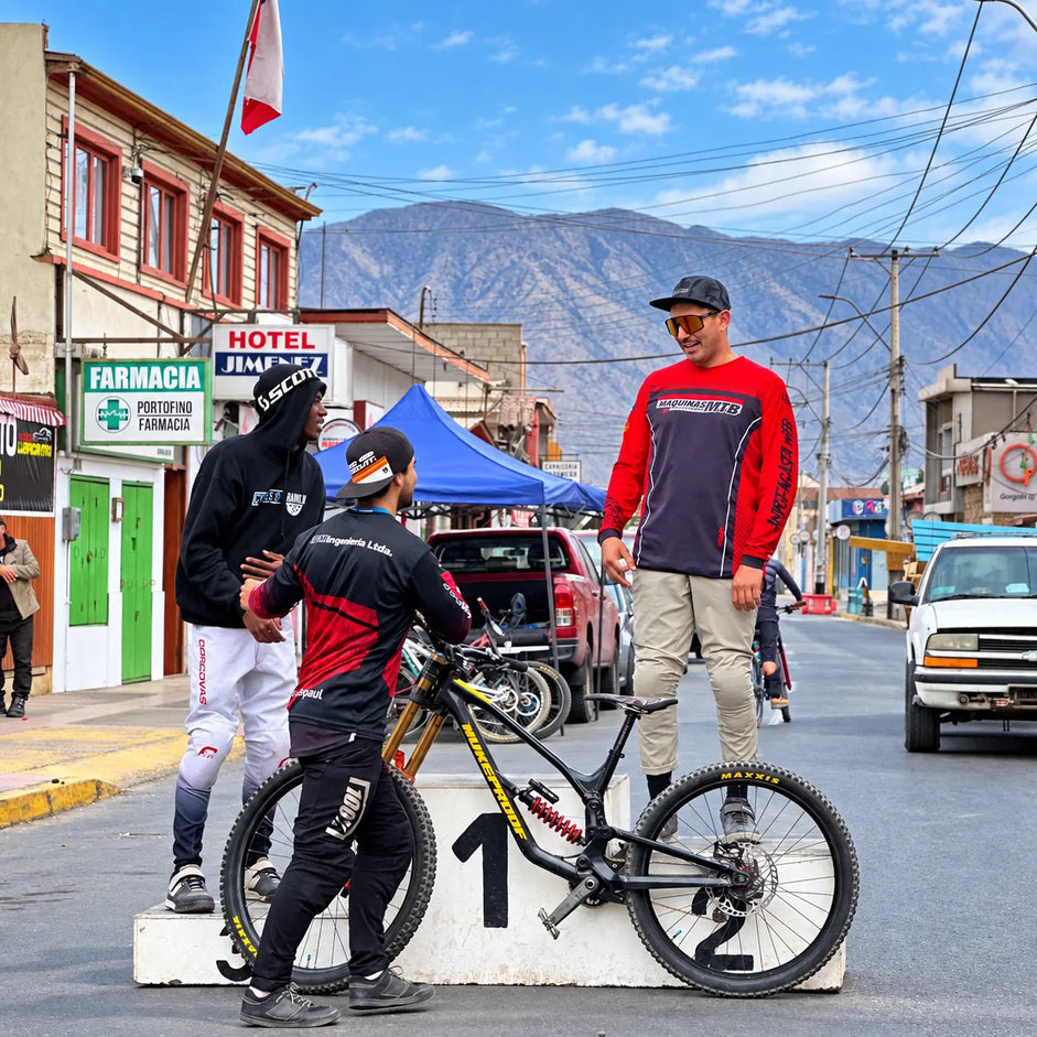 Rider junto a su bicicleta en el podio de una competencia urbana
