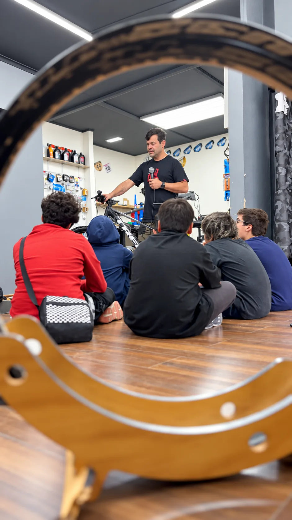 Grupo en visita educativa en la tienda BikeHouse