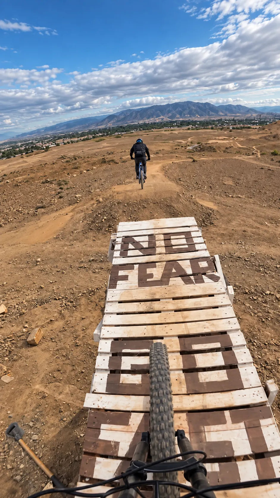 Rider en bicicleta eléctrica sobre rampa en pista de Atacama