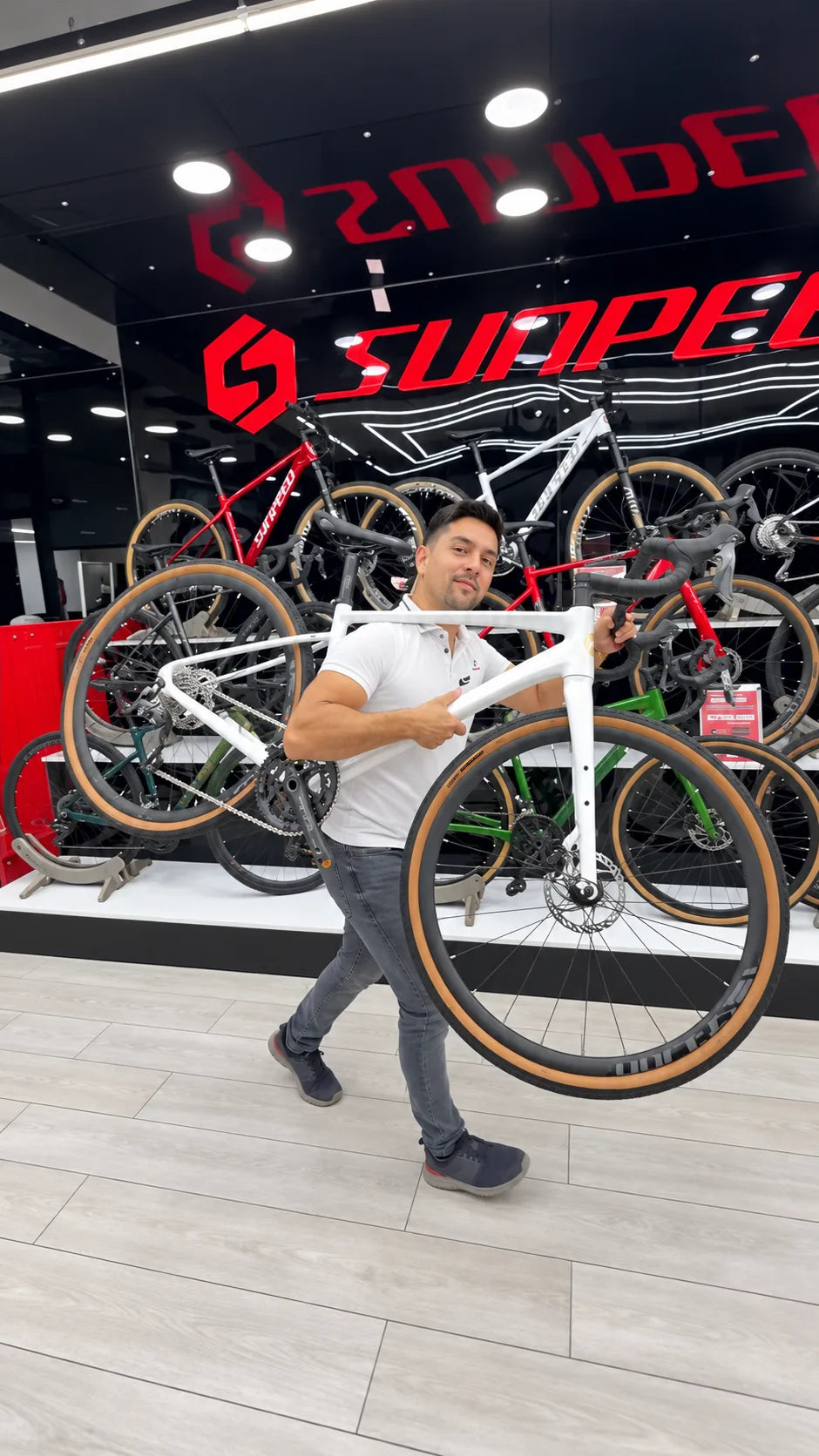 Asesor de BikeHouse mostrando una bicicleta en la tienda