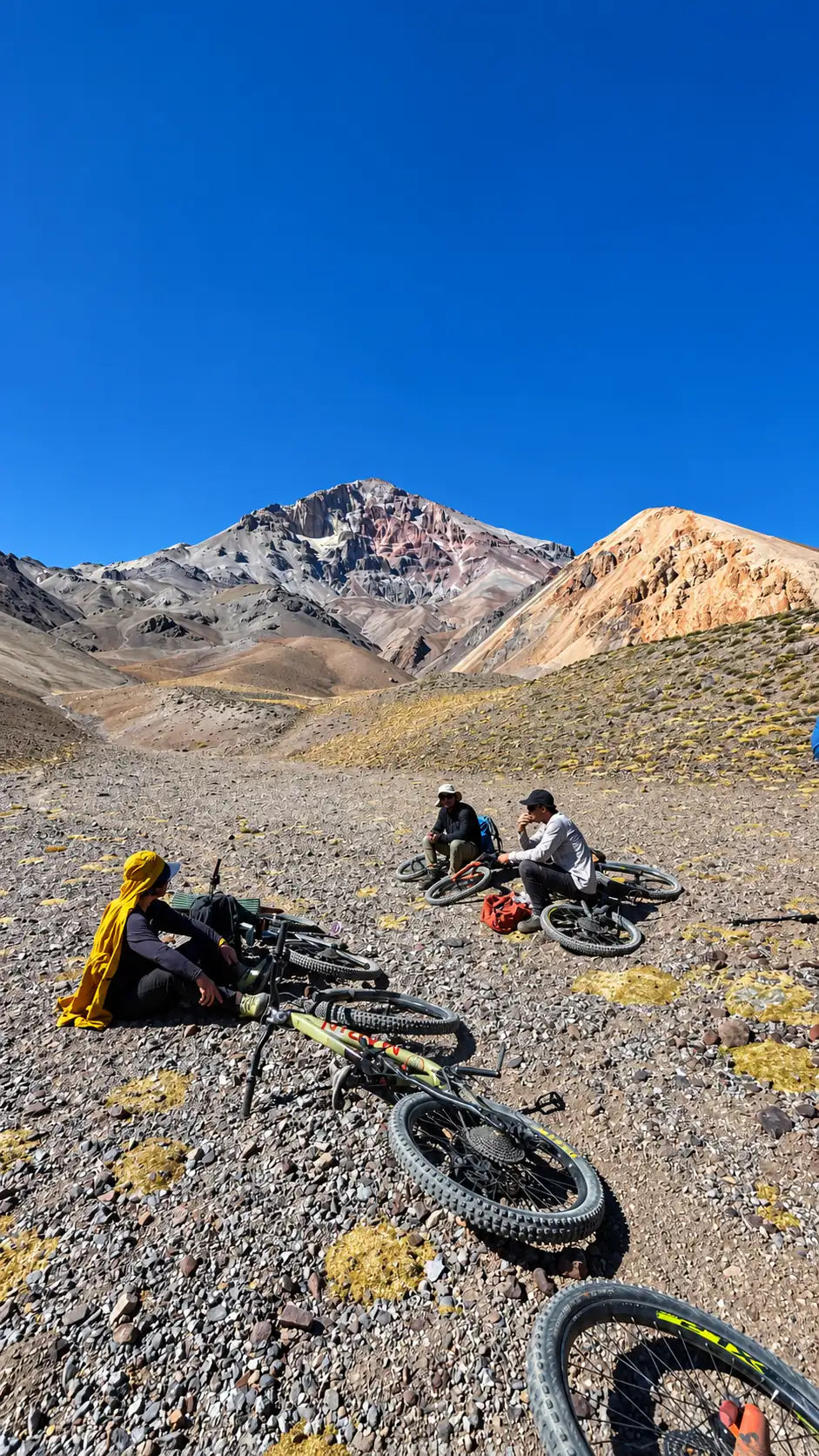 Ciclistas descansando junto a sus bicicletas en la alta montaña de Atacama