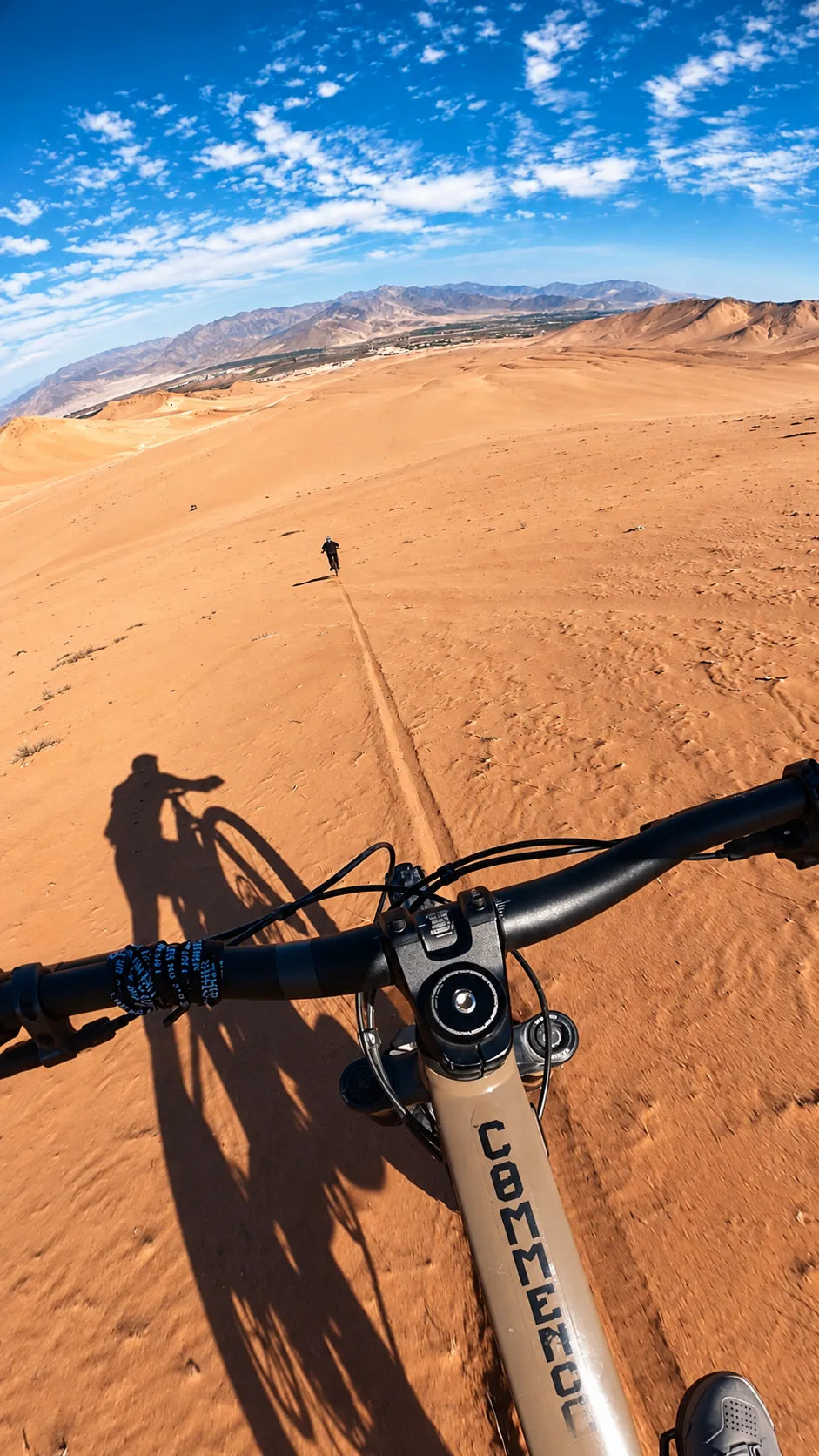 Ciclista recorriendo las dunas de Atacama en vista de primera persona