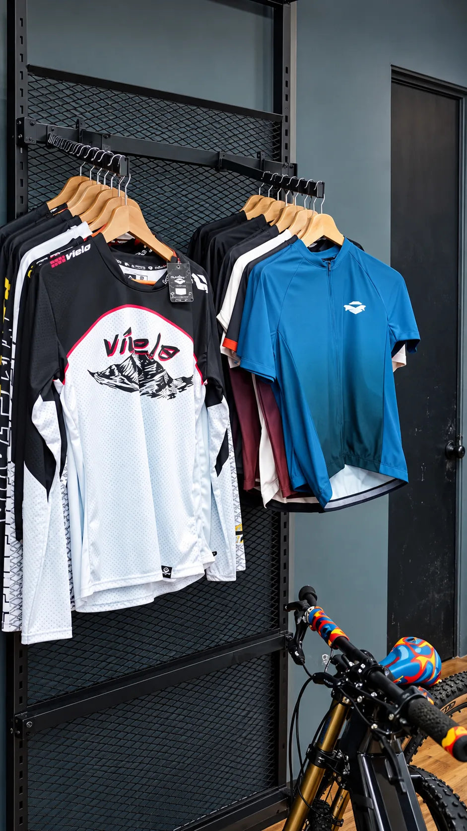 Indumentaria de ciclismo exhibida en tienda BikeHouse