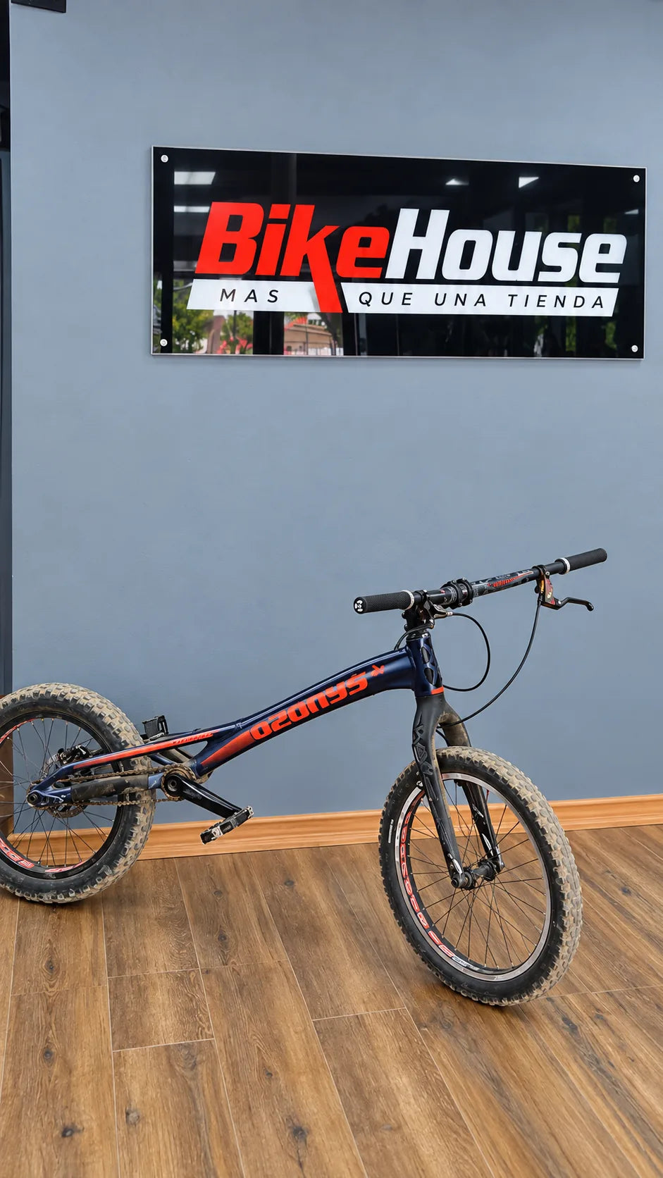Bicicleta de trial exhibida en el local de BikeHouse