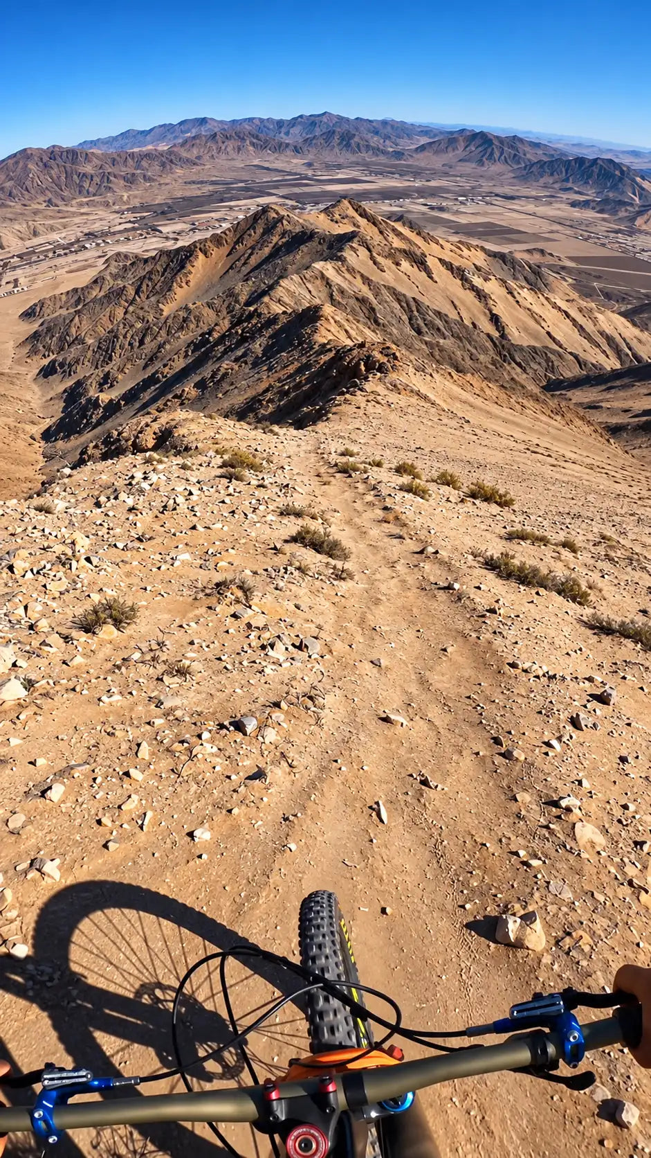 Descenso en MTB por los cerros del desierto de Atacama