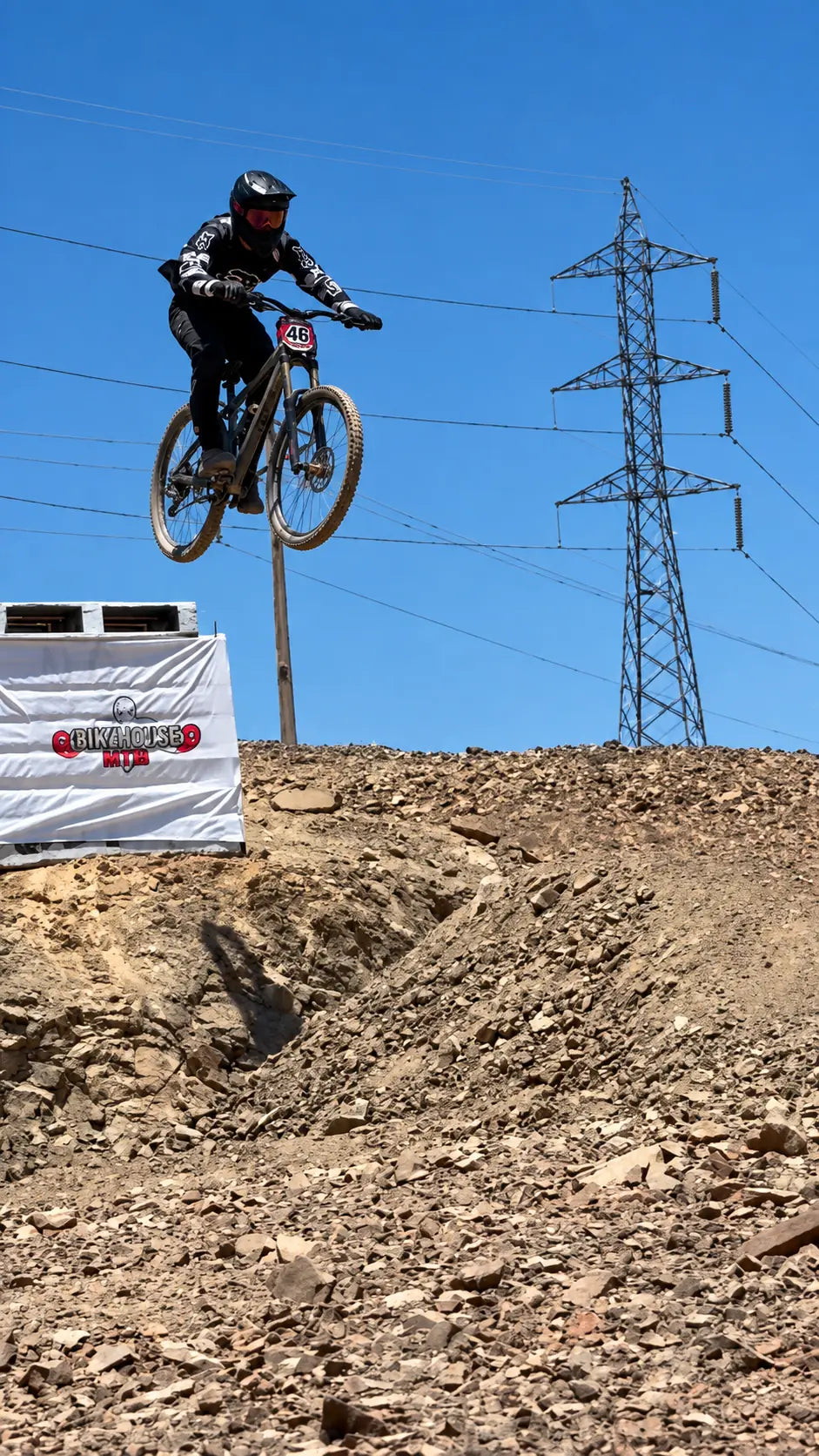 Rider de downhill saltando en circuito de Atacama